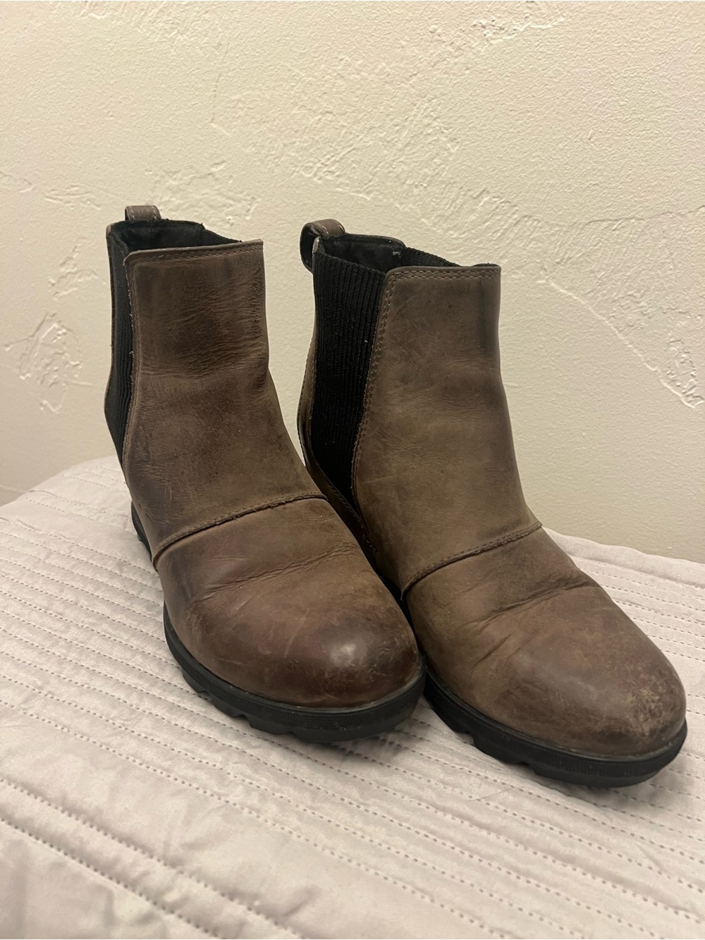 Sorel Brown Leather Chelsea Ankle Boots with Black Elastic Panels